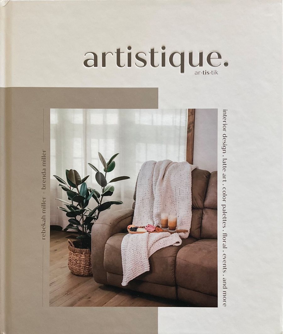 Book cover of 'artistique' with a living room scene featuring a brown sofa, plant, and decor items.